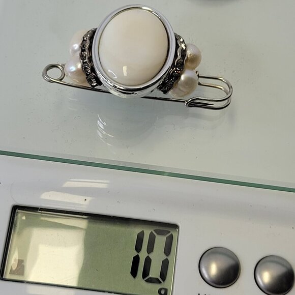 White Oval Brooch with Faux White Pearls Pin - Picture 8 of 8